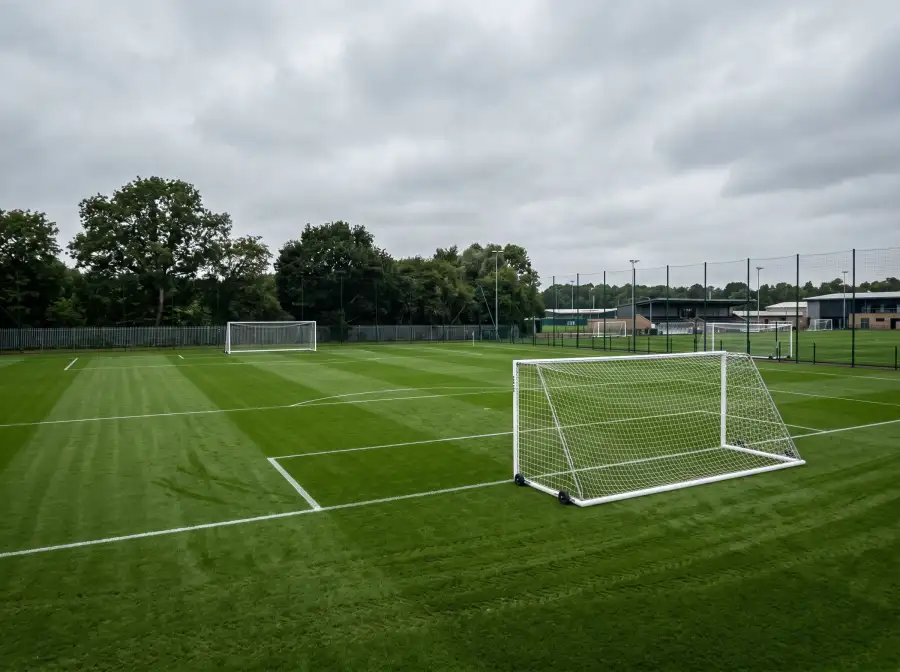 Dos porterias de futbol enfrentadas en un campo de entrenamiento profesional con cesped cortado