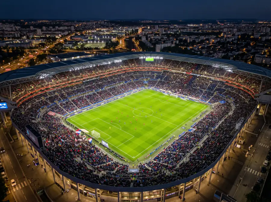 Estadio de la Ligue 1 durante un partido con 18 equipos en la liga francesa